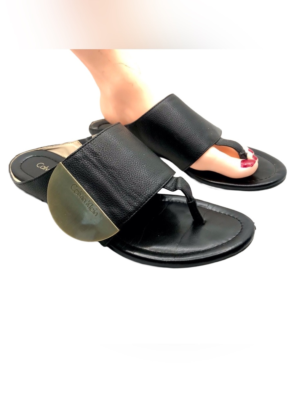 CALVIN KLEIN "BEHATI" BLACK PEBBLED LEATHER W/GOLD SIGNATURE PLATE SANDALS (6) - Picture 2 of 12
